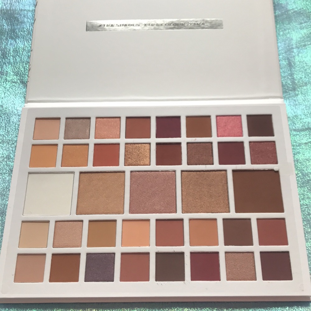 XX Revolution Xtra Nude Eye Shadow Palette by Makeup Revolution - Picture 3 of 7